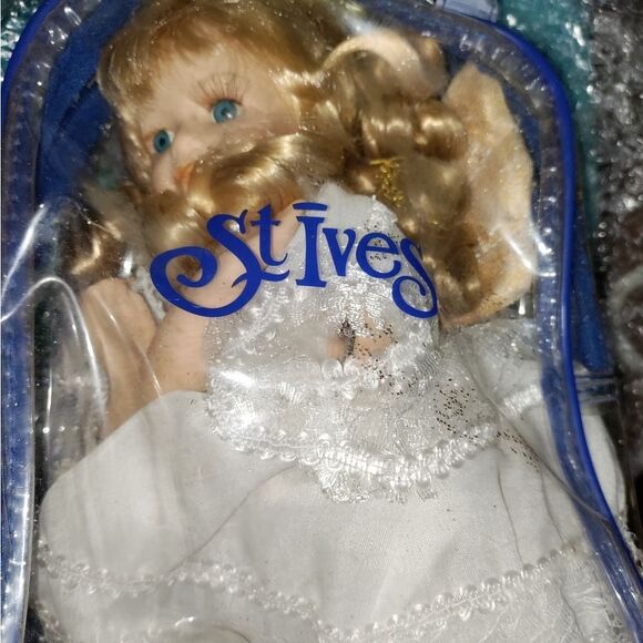 Collector's Porcelain vintage doll - Picture 7 of 12